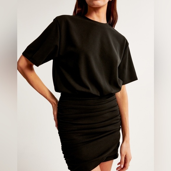 Abercrombie & Fitch Ruched Knit Short Sleeve Mini Dress in Cream - Picture 5 of 10